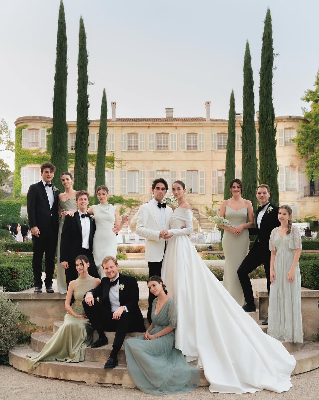 Wedding Group Photo Ideas & Tips photo