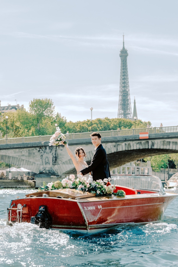 23_elizaveta-photography-romance-wedding-paris-boat-cruise-62.jpg