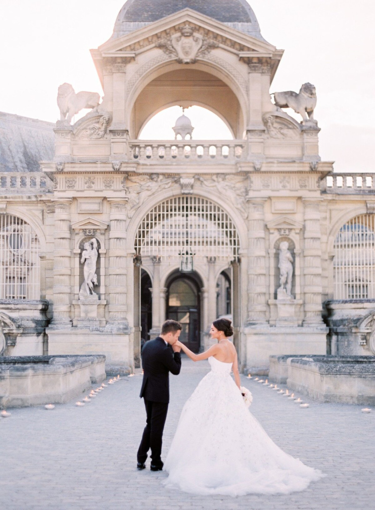 7_chateau-de-chantilly-luxury-wedding-phototographer-in-paris_36_of_59.jpg