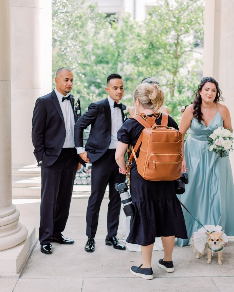 What should a photographer wear to a wedding: tips and outfits to consider