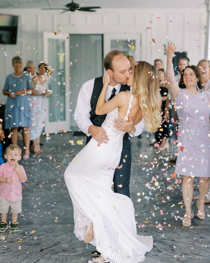 30 best pre-wedding photoshoot poses for beach you must try!