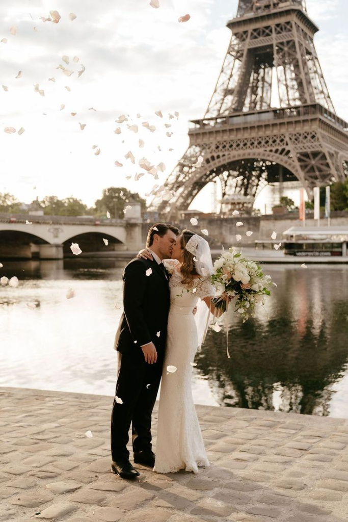 23_Intimate-Eiffel-Tower-Elopement-by-Naïm-Terrache-_-Paris-Wedding-_-Elopement-Celebrant.jpg