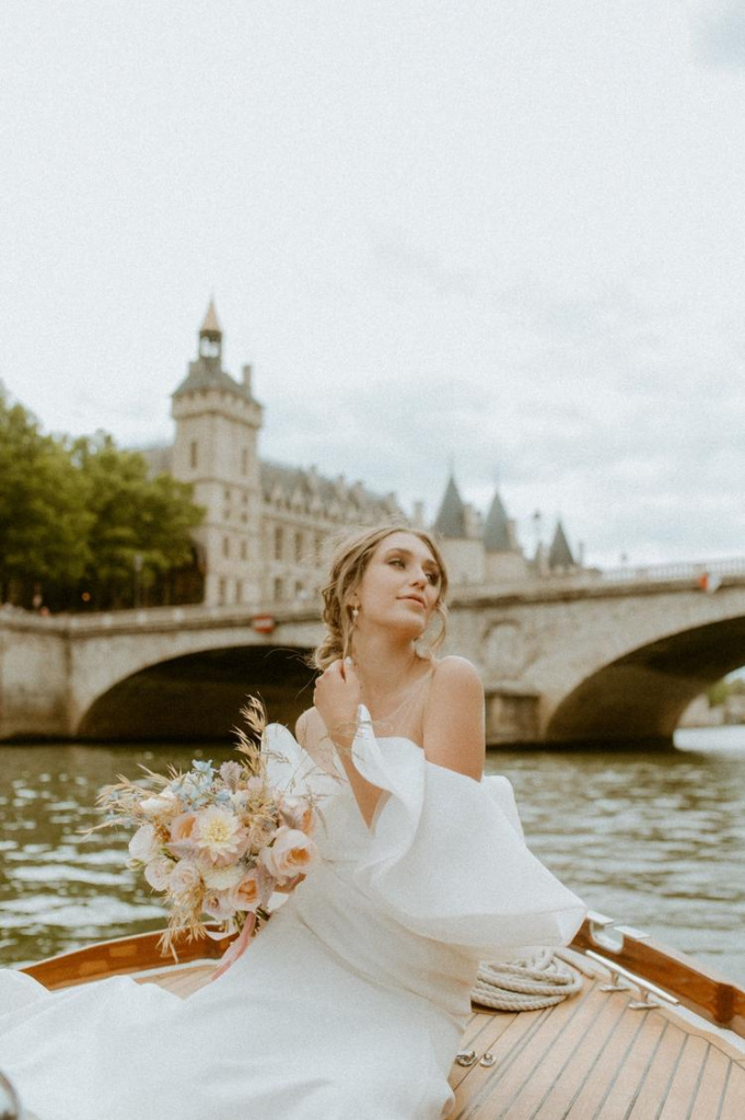 26_Couple-in-Paris-wedding-photos-along-the-Seine-River-Destination-wedding-photographer.jpg (2).jpg