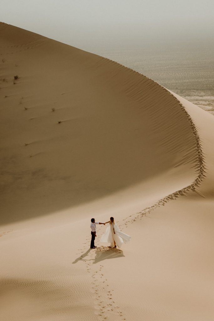 43_Wedding-couple-dancing-in-the-Mojave-desert.jpg.jpg