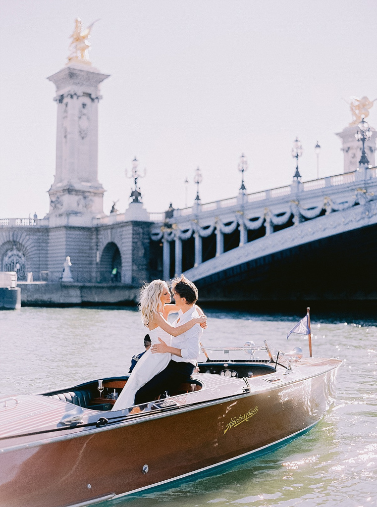 3_pre-wedding-photos-in-paris-on-boat-cruise-audrey-paris-photo-6.jpg