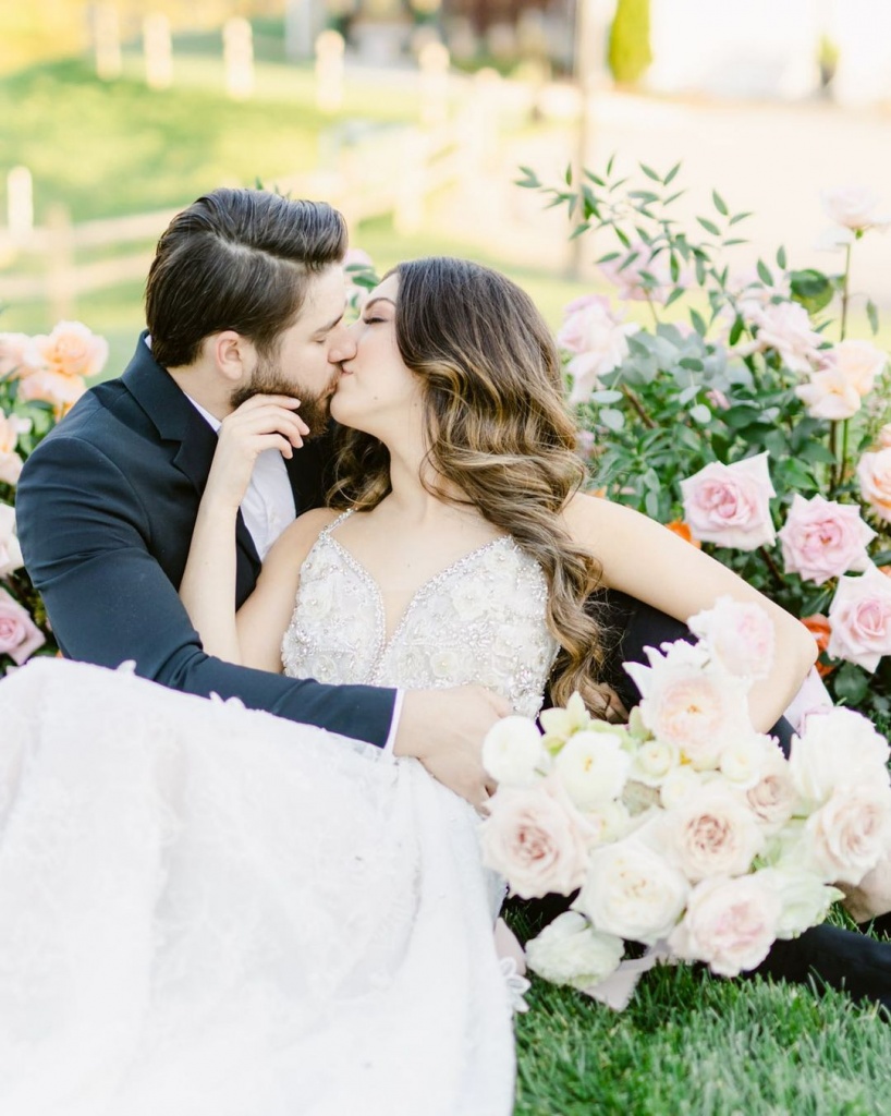 15 Unforgettable Wedding Poses for the Bride and Groom