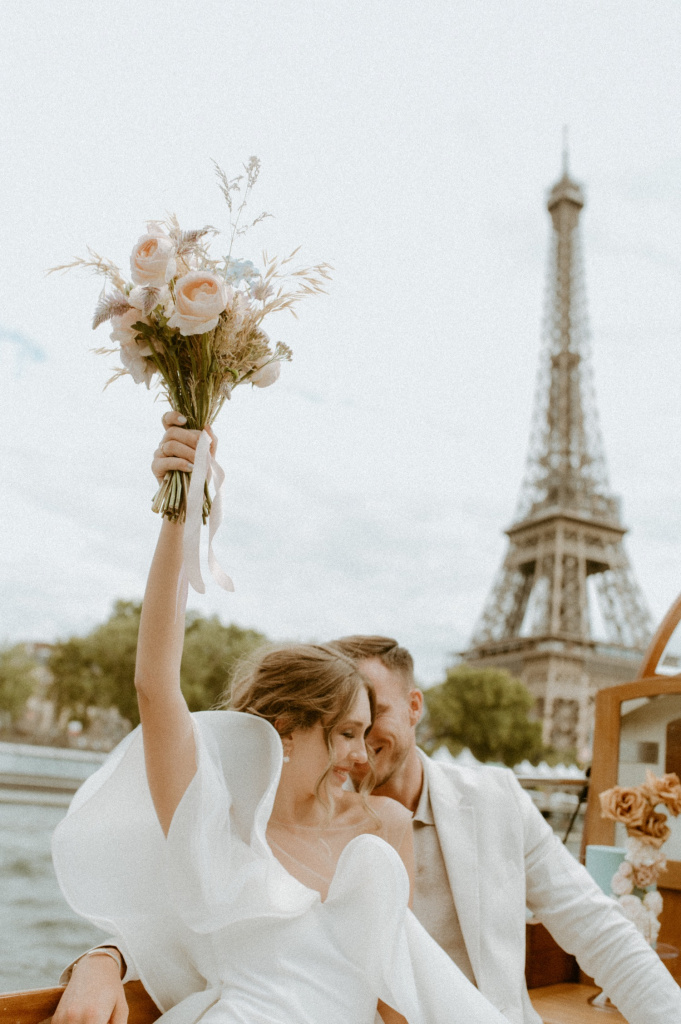 28_Couple-in-Paris-wedding-photos-along-the-Seine-River-Destination-wedding-photographer.jpg (7).jpg