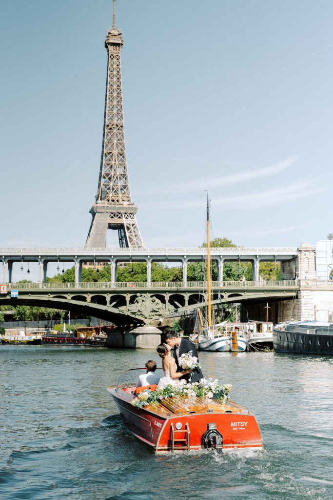 21_elizaveta-photography-romance-wedding-paris-boat-cruise-56.jpg