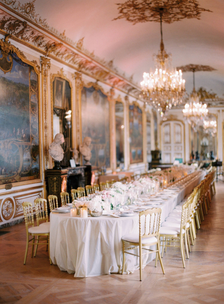 8_chateau-de-chantilly-luxury-wedding-phototographer-in-paris_58_of_59.jpg