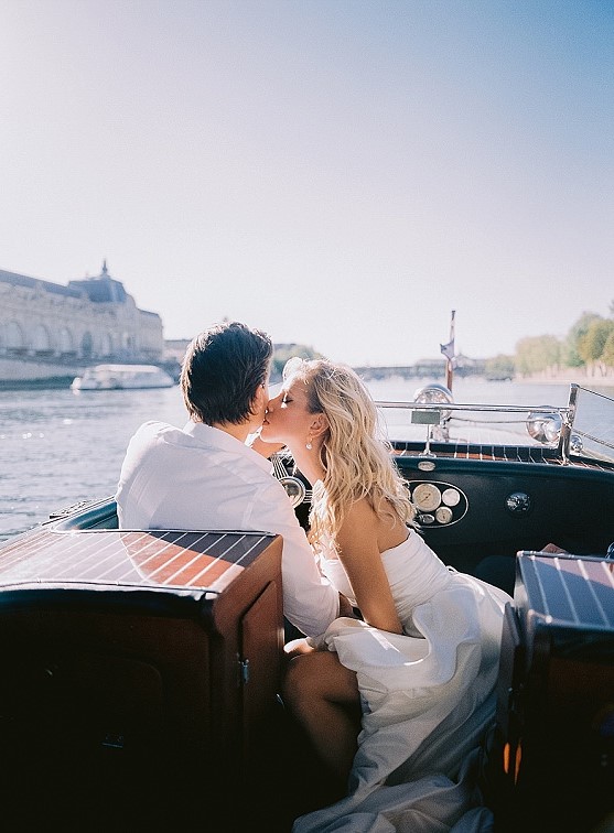 8_pre-wedding-photos-in-paris-on-boat-cruise-audrey-paris-photo-10 (1).jpg