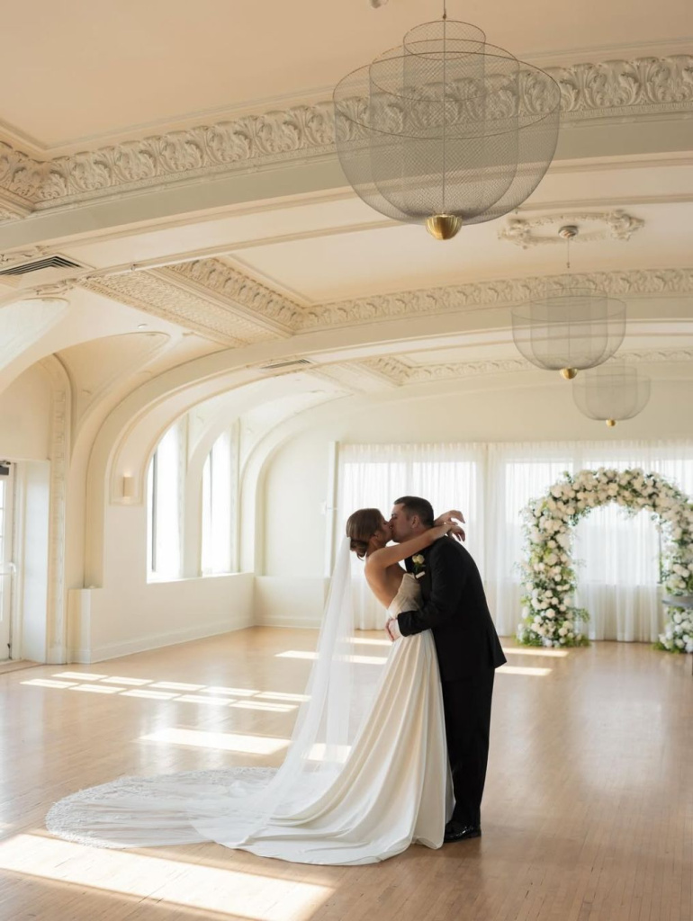 preview-planners-styled-in-white-events-portfolio-photo-547112.jpg
