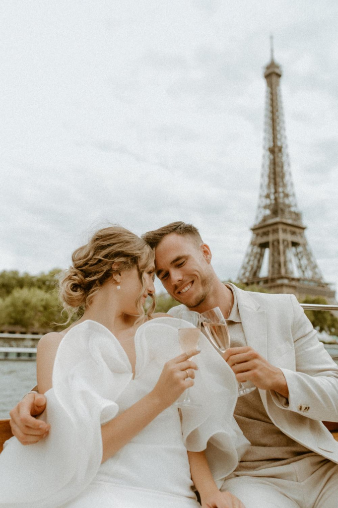 25_Couple-in-Paris-wedding-photos-along-the-Seine-River-Destination-wedding-photographer.jpg (4).jpg