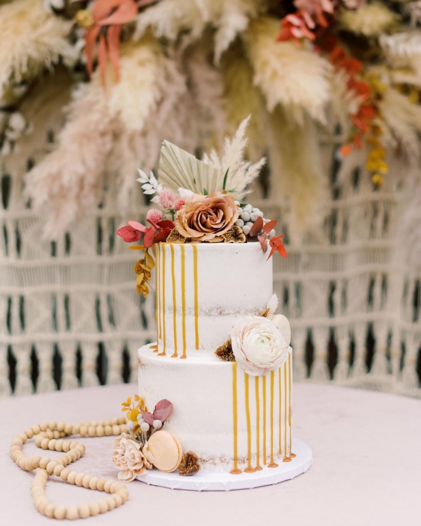 Serve fall wedding cake for dessert