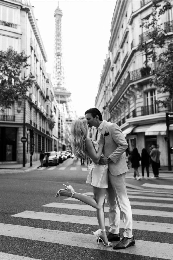 20_Couple Aesthetic Photo B&W Kissing on the Parisian street.jpg