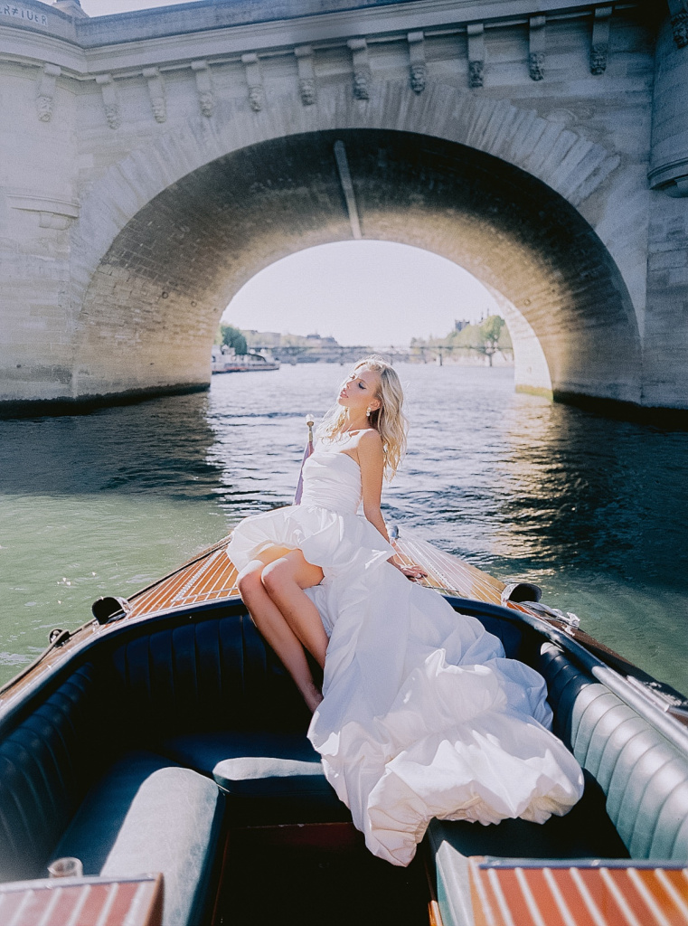 3_pre-wedding-photos-in-paris-on-boat-cruise-audrey-paris-photo-1.jpg