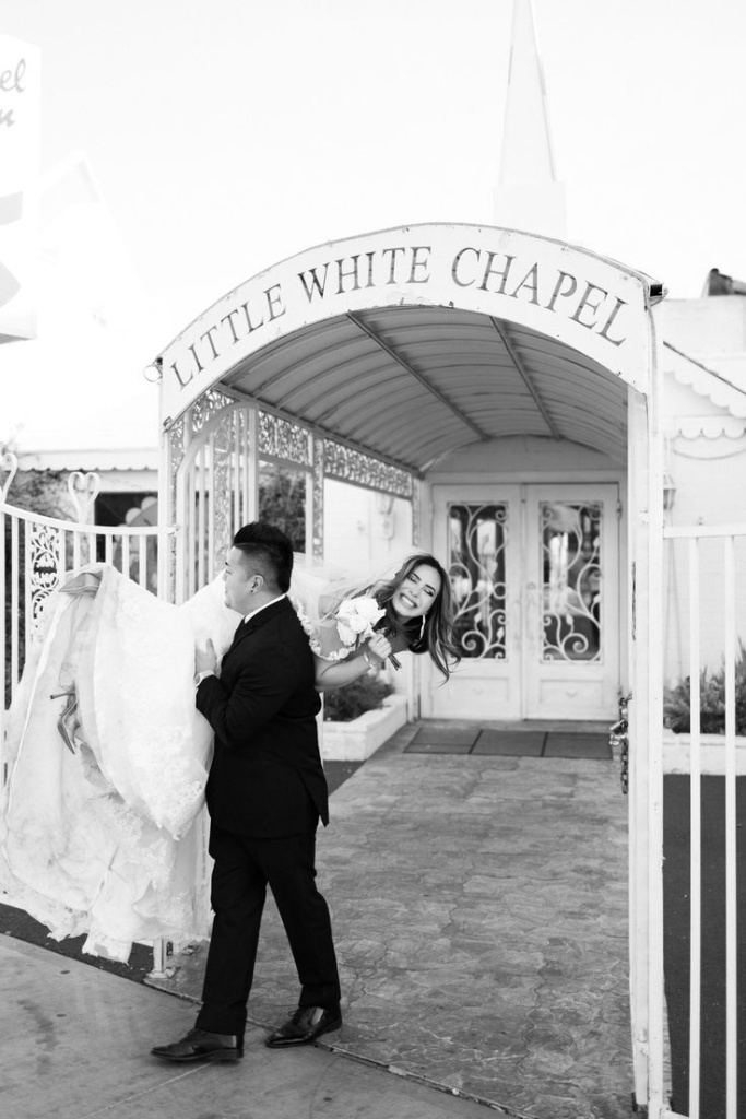 46_Aaron-Sarah’s-Fun-Las-Vegas-Elopement-_-The-Little-White-Chapel-Elopement-_-Las-Vegas-Photographe.jpg