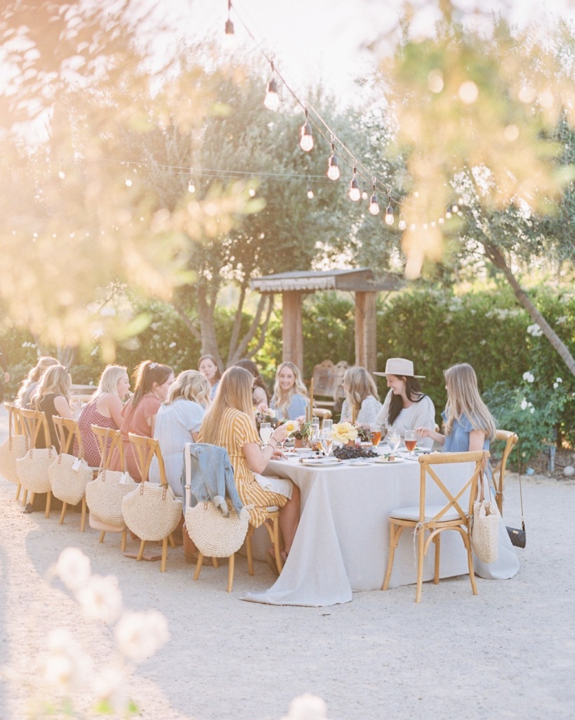 Make progress meetings with wedding vendors photo