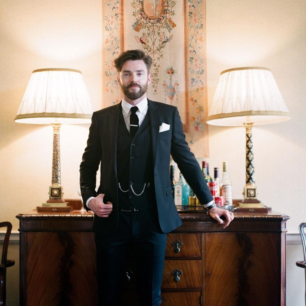 Choose a wedding tuxedo or suit fit for fall