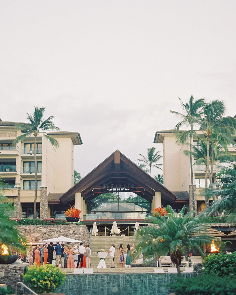 12_hawaiiweddingstyle_1677628824_3048493994142026253_399179362.jpg