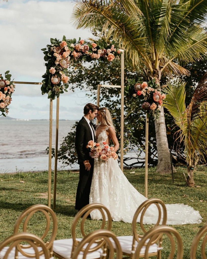 Hawaiian wedding hotsell attire for guests