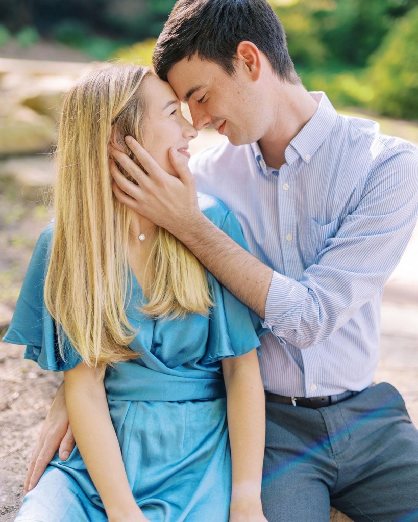 25 Stunning Couple Maternity Photoshoot Ideas