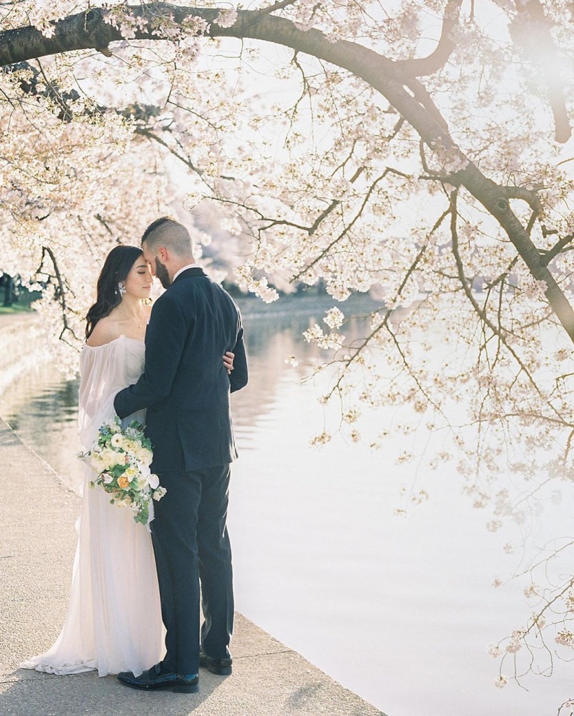 Pastels and Green In a Spring Wedding Photosession