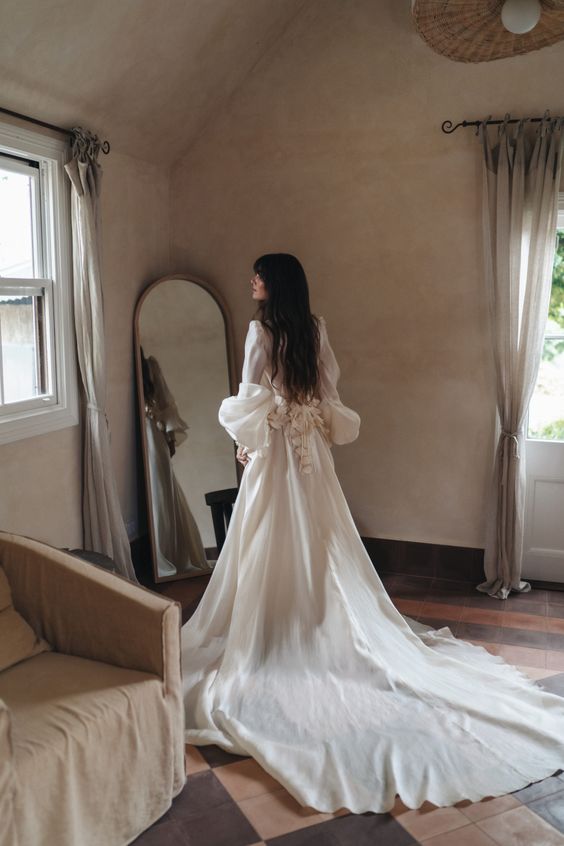 YOUR GUIDE TO WEDDING DRESS FABRICS AND MATERIALS