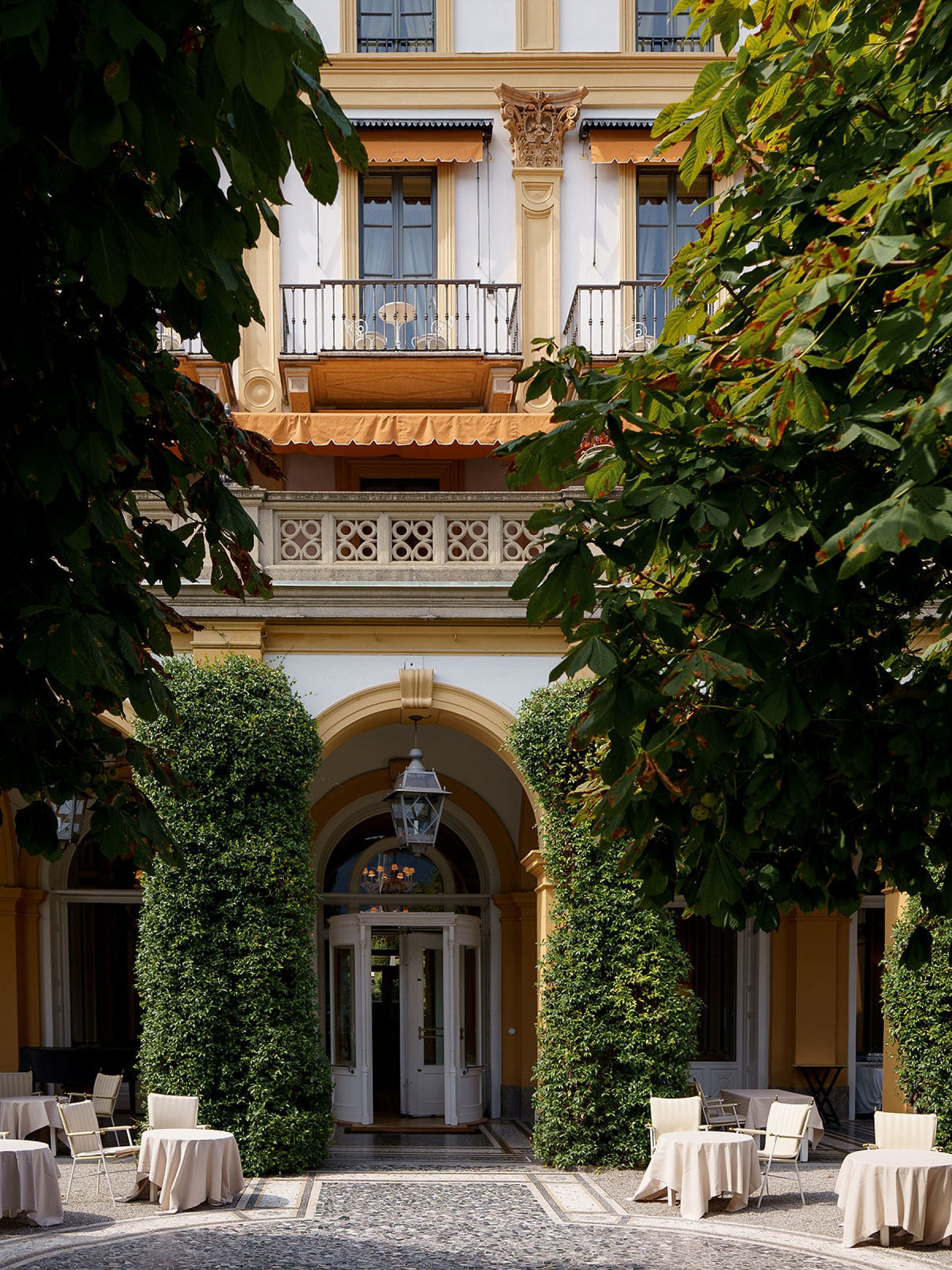 Madison &amp; Rotimi's Wedding at Villa D'Este: One Wooden Boat, 125 Guests, and Florals Nobody Expected photo