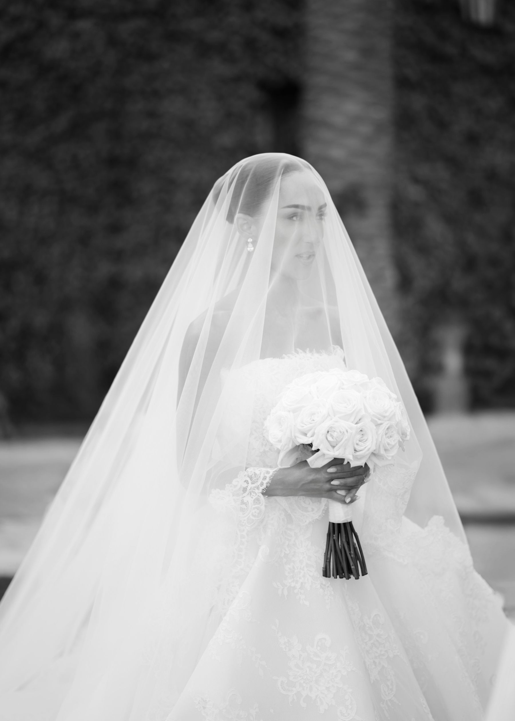 Timeless Elegance and a Surprise Opera Singer: Hana &amp; Benjamin's Wedding in Puglia photo