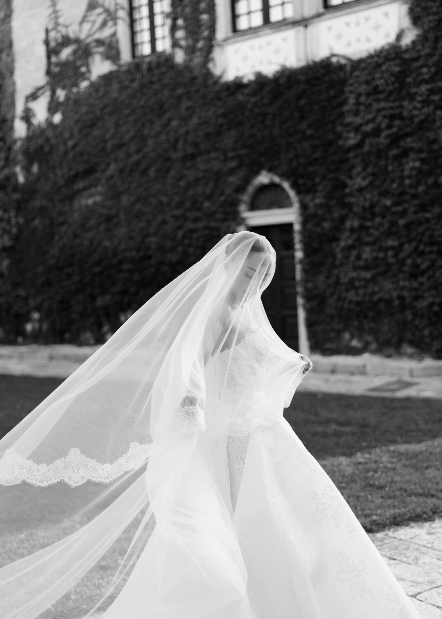 Timeless Elegance and a Surprise Opera Singer: Hana &amp; Benjamin's Wedding in Puglia photo