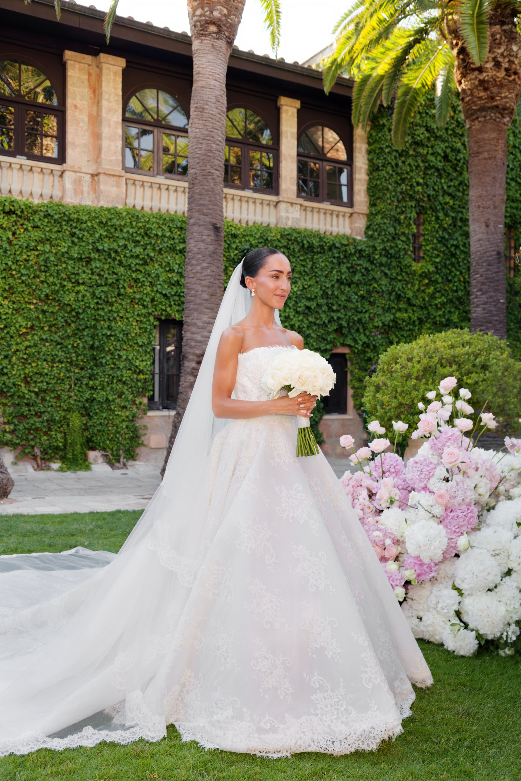 Timeless Elegance and a Surprise Opera Singer: Hana &amp; Benjamin's Wedding in Puglia photo