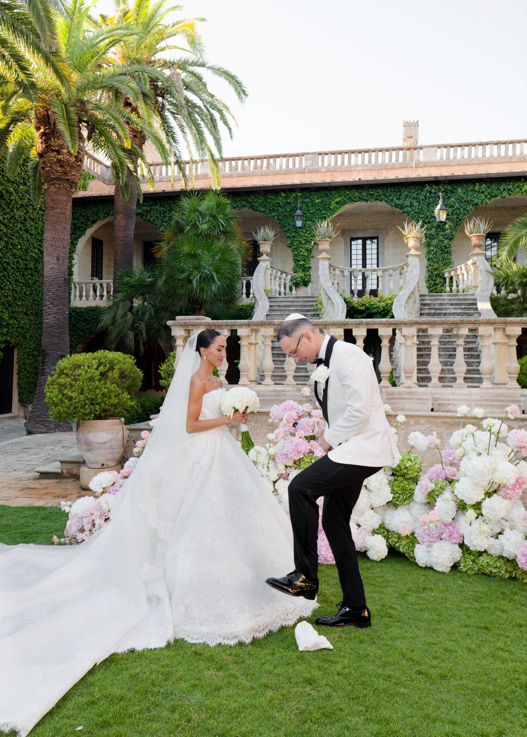 Timeless Elegance and a Surprise Opera Singer: Hana &amp; Benjamin's Wedding in Puglia photo