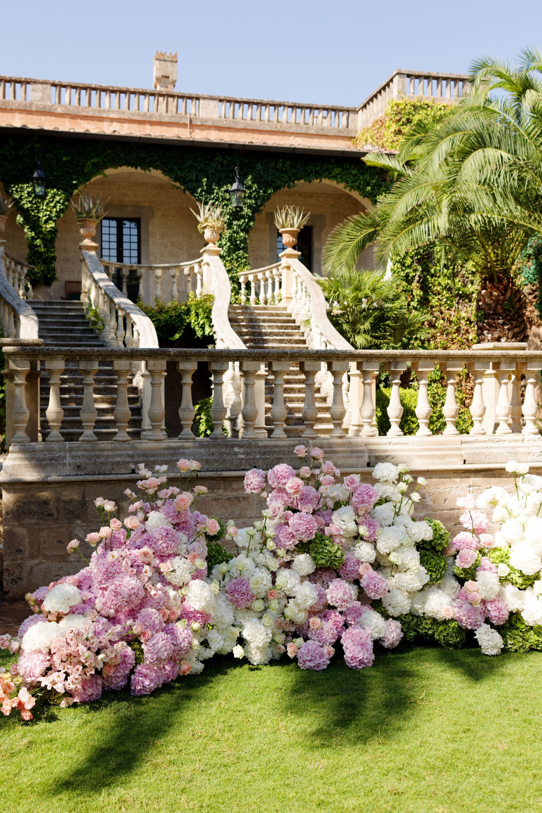 Timeless Elegance and a Surprise Opera Singer: Hana &amp; Benjamin's Wedding in Puglia photo