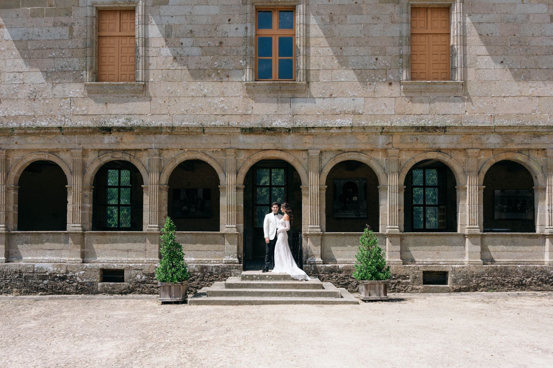 35 Countries, Four Cats and One Medieval Château: Şeyma &amp; Valérian's Wedding at Château du Rocher Portail photo