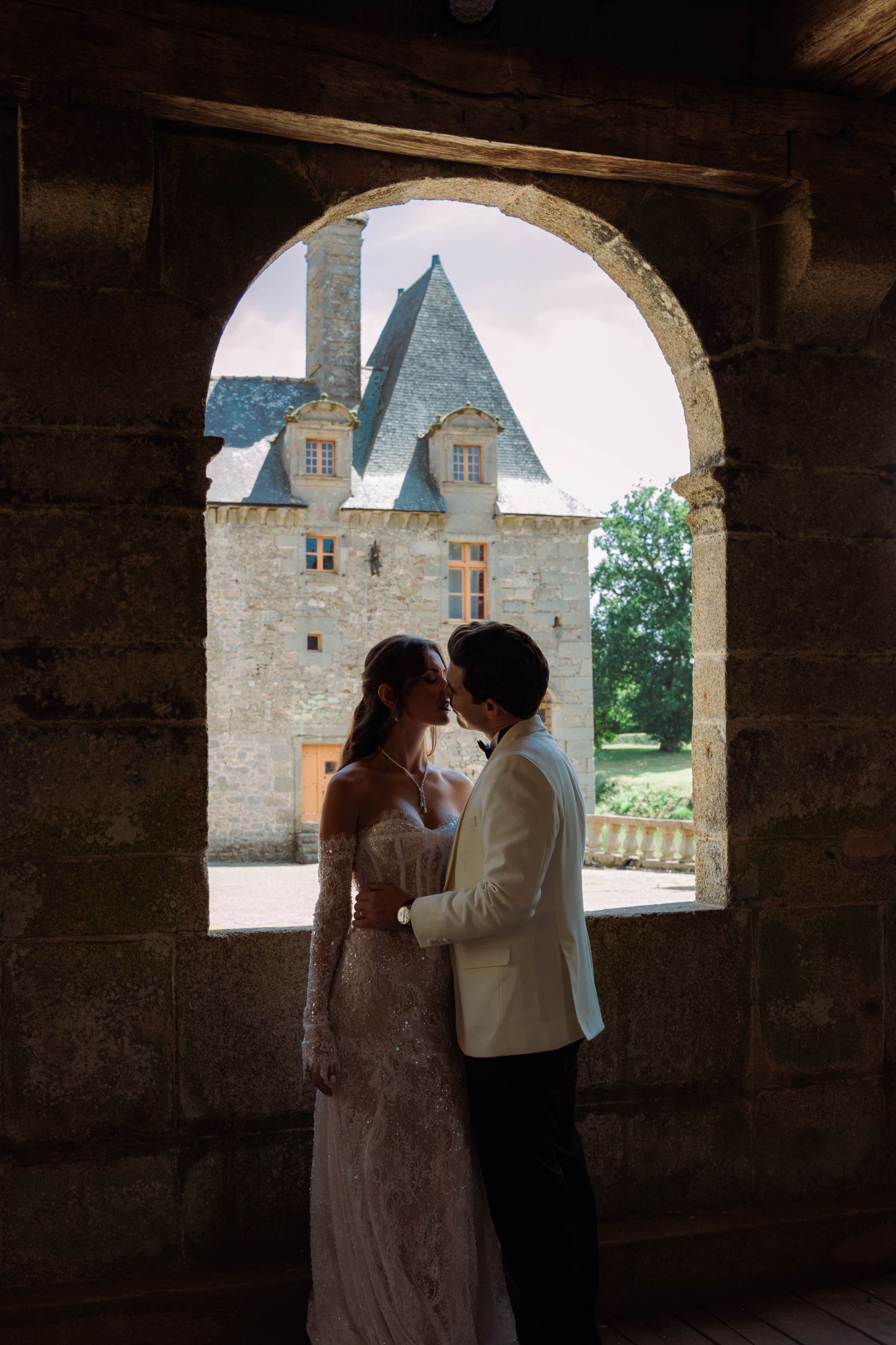 35 Countries, Four Cats and One Medieval Château: Şeyma &amp; Valérian's Wedding at Château du Rocher Portail photo