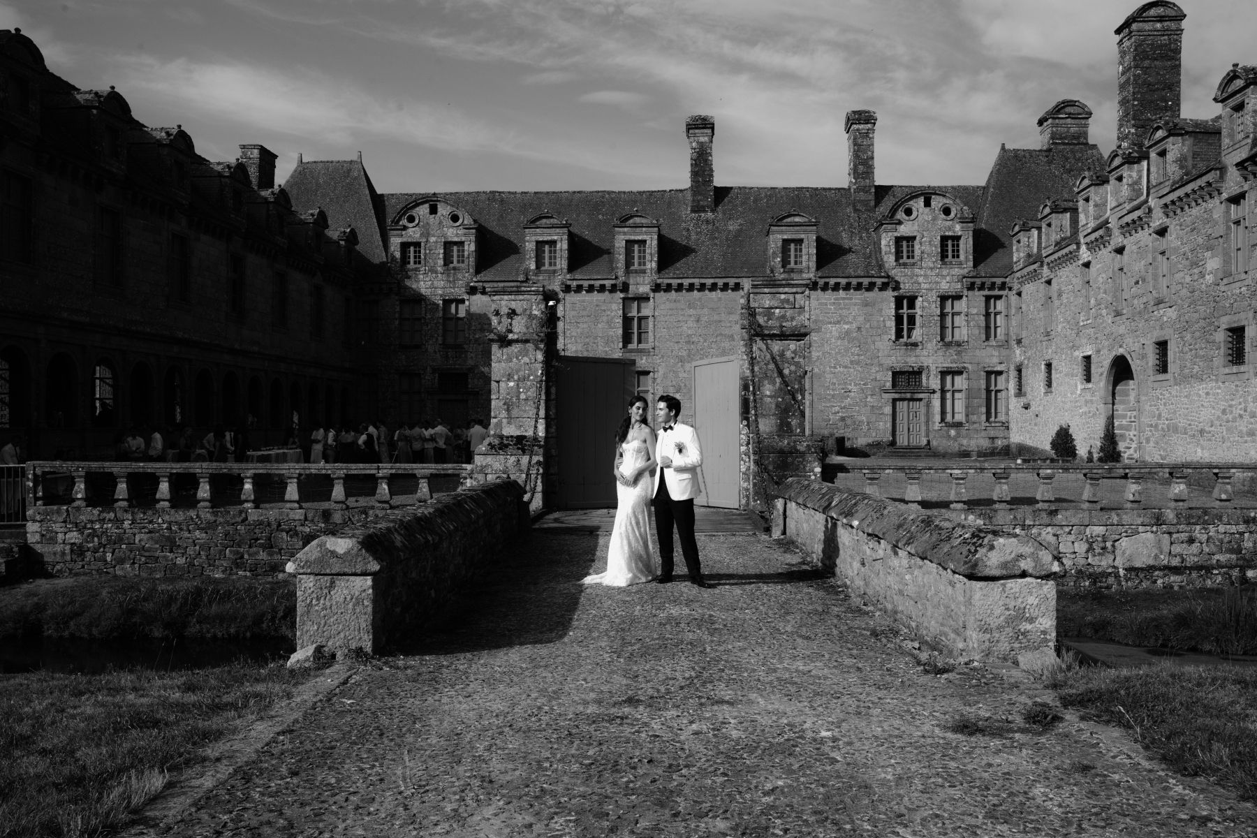 35 Countries, Four Cats and One Medieval Château: Şeyma &amp; Valérian's Wedding at Château du Rocher Portail photo