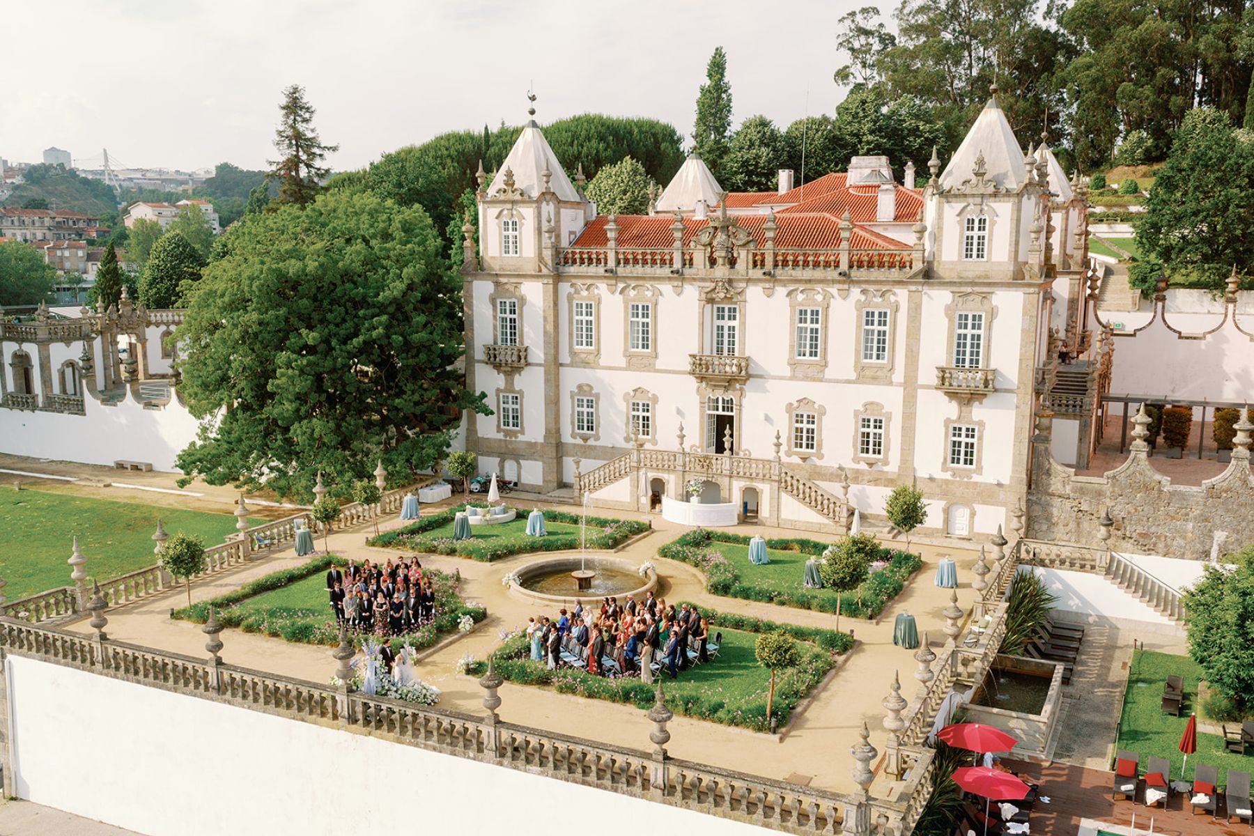 No Cake, All Fireworks: Hannah &amp; James's Wedding at Pestana Palácio do Freixo photo